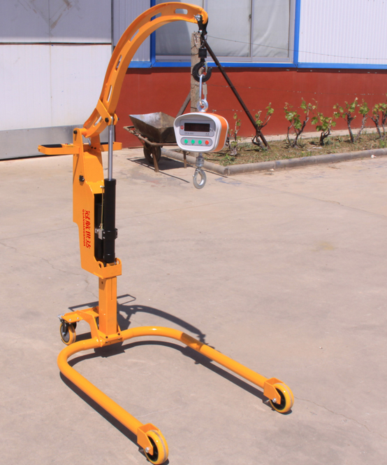 怎么利用小型吊運(yùn)機(jī)把粥桶吊裝到車廂上